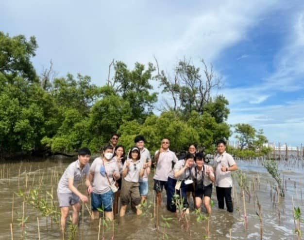 Constant-Energy-team-photo-at-BNEC-mangrove-rehabilitation-area-in-Samut-Prakan