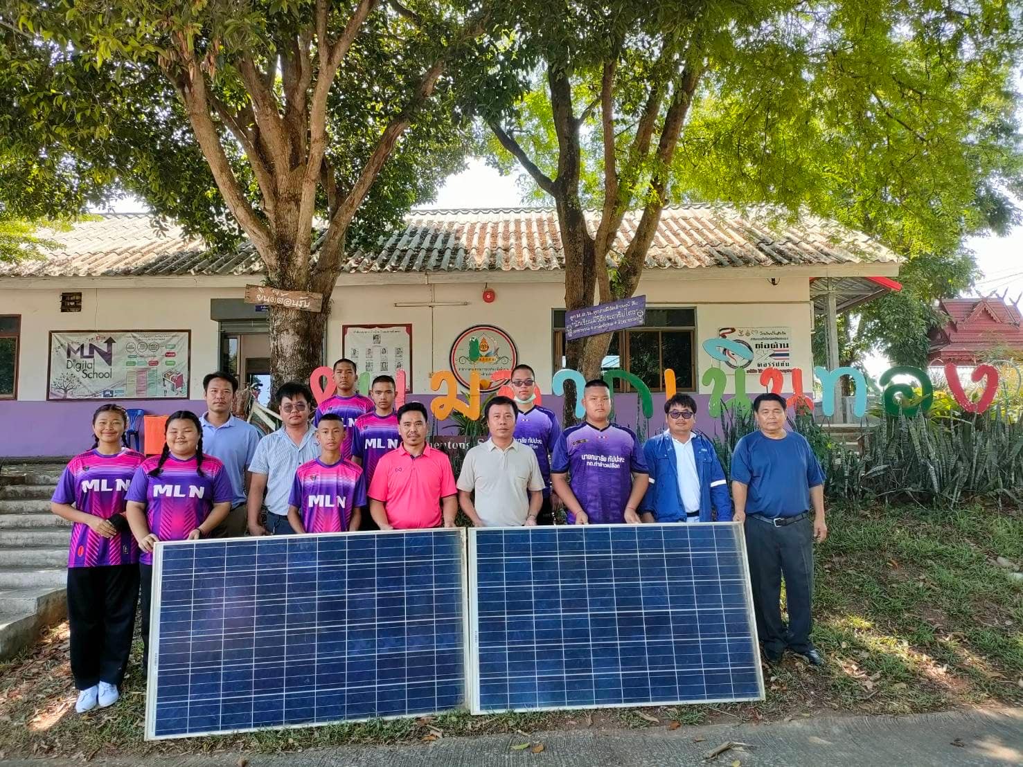 Read more about the article Chiang Rai Solar Donated 30 PV Solar Panels to the Neighbor Mealak NaeonThong School